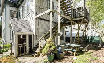 Explore Dtwn, Parks & Colleges: Cozy Worcester Apt