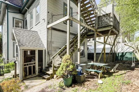 Explore Dtwn, Parks & Colleges: Cozy Worcester Apt Отели рядом с достопримечательностью «Worcester Historical Museum»