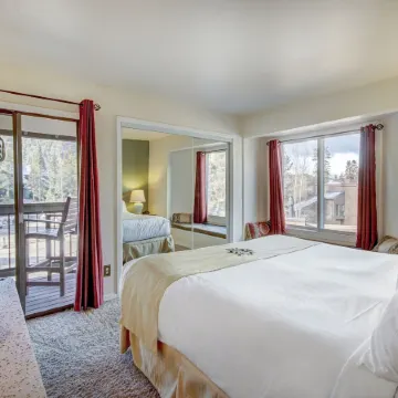 2Br/2BA Condo on Shuttle Route - Wild Irishman 1015 - Pool & More!