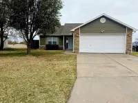 Nice 3 BDR 2 Bth house+Garage+Fenced backyard