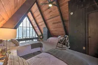 舒適的A型小屋w/檯球桌：8英里到雪山！ - 寵物友善