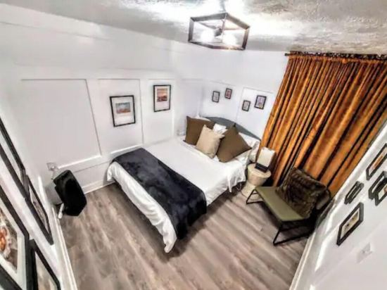 Creative Chalet - 3 King Beds! 4 rooms! Gig Wifi⚡️
