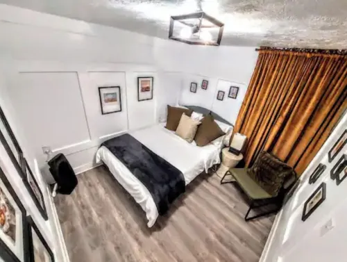 Creative Chalet - 3 King Beds! 4 rooms! Gig Wifi⚡️