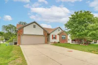 17 Mi to Columbus: Pickerington Home w/ Fire Pit! - 2-Star