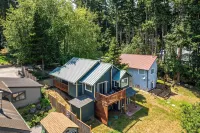 Seaside Getaway by AvantStay Deck w Views