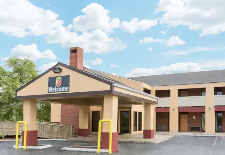 Super 8 by Wyndham Kansas City Airport North