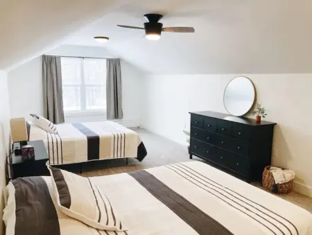 Lovely Place in Prime Location-Near Trails-Hot Tub