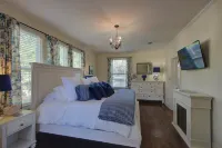 Walnut Manor - Be Our Guest – Ideal for Business Professionals and Families.