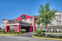 Evergreen Inn & Suites