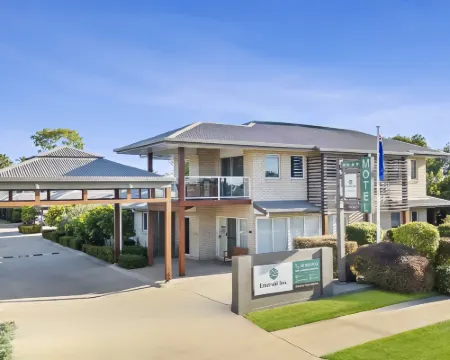 เอเมอรัลด์ อินน์ บาย ทราเวลเลอร์ส โรงแรมในเอเมอรัลด์