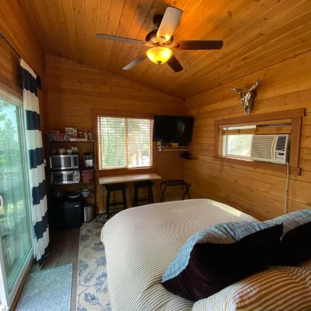 Gated Luxury Queen Bed Cottage Sleeps 2 Air Conditioning Kitchenette EV Charger