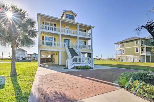 Bay Views! Family-Friendly Galveston Resort House - Bungalows