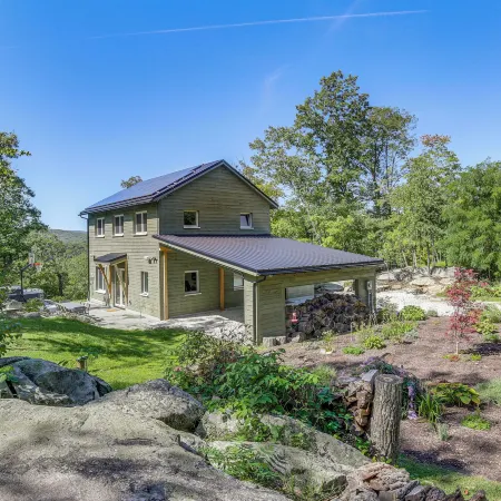 'The Glabin: Garrison Gem w/ Hot Tub & Fire Pit