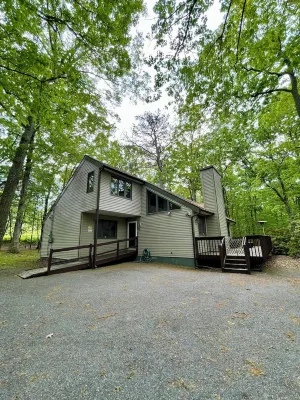 3-bedroom house in serene Saw Creek Estates with WiFi, AC, access to pools, lake