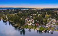 Beautiful lakeside retreat,close to SeaTac Airport,pet friendly,EV charging,WiFi