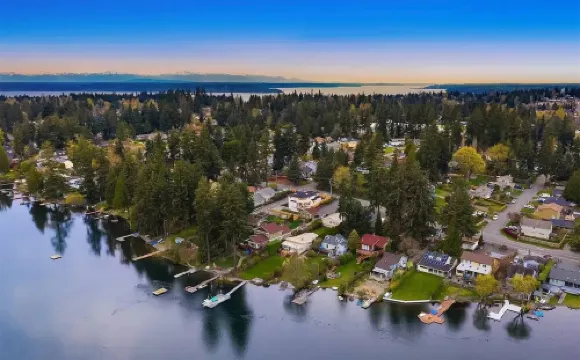 Beautiful lakeside retreat,close to SeaTac Airport,pet friendly,EV charging,WiFi