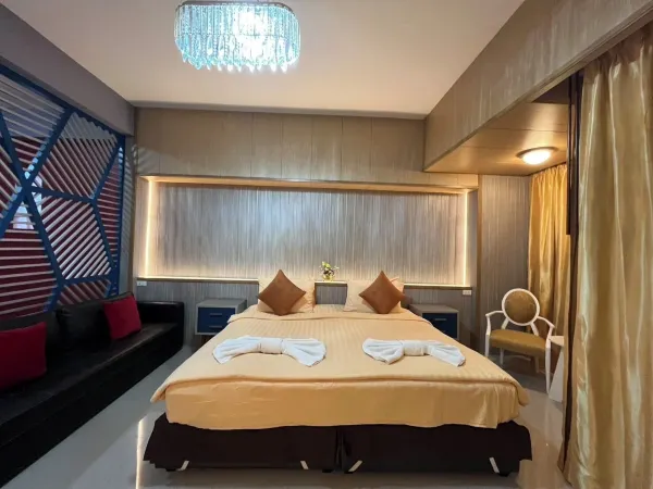 โรงแรมดิไอโคนิค (The Iconic Hotel Ranong)