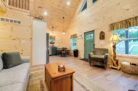 Serene Kentucky Cabin w/ Fireplace + Fire Pit! Hôtels à : Comte de Grant