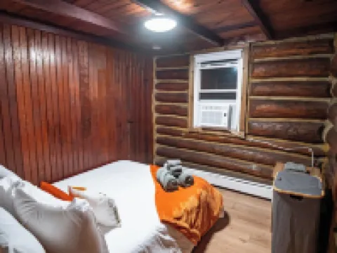 Timber Lodge: Hot Tub, Fireplace & Fun for All ! 西米爾福德酒店