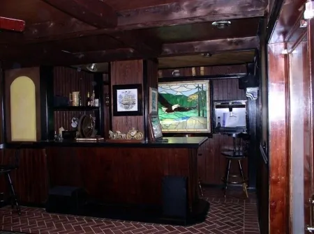 LUXURY LAKEFRONT HOME W/SWIMMING POOL & BOAT RENTALS