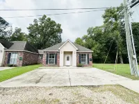 New Orleans Style Decor and Serene Setting - Spacious Tranquil Haven Hotels in Tangipahoa Parish