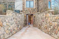 Luxurious Hilltop Retreat with Game Room - Stunning Countryside Views