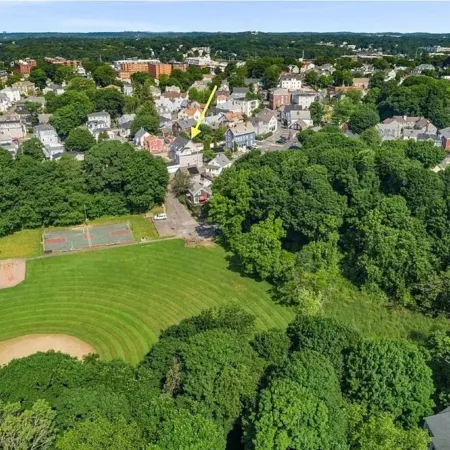 Spacious and Stylish Apartment Perfect for Your Getaway in Beverly!