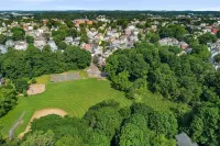Spacious and Stylish Apartment Perfect for Your Getaway in Beverly! - 3-Star
