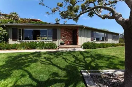 Ocean views, hot tub & pool, walk to beach, restaurants, and more! Отели рядом с достопримечательностью «Map and Atlas Museum of La Jolla»