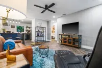 Private Gated Backyard with Fire Pit and Stylish Kitchen - Elegant Retreat Hotels in Center Point