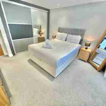 Modern Bungalow with Garden, Hot Tub + Sky Sports! Close to Beach Rooms