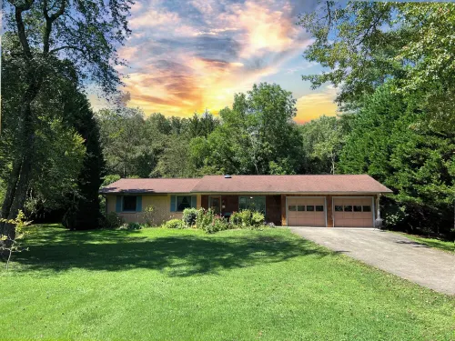 Cheerful Mid Century 3/2 Hideaway in Brevard