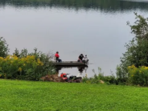 This 2 bedroom, 2 bathroom waterfront property offers fantastic river views! โรงแรมในCarleton County