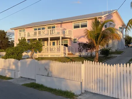 Pink Bikini Apartment with Dock, Green Turtle Cay Отели в г. Green Turtle Cay