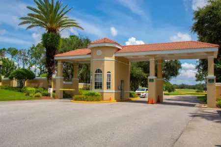 Golf Course View and Private Pool - Luxurious Family Retreat