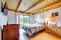 5 Mi to Jay Peak Resort: Cabin w/ Pond Access! -  Privatzimmer