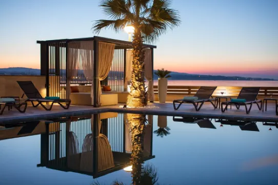 Exquisite 5-Star Luxury: Stunning 4-Bedroom Apartment with Panoramic Seaviews