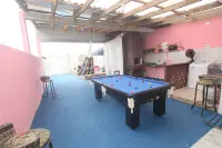 I rent a beach house with a swimming pool, air conditioning, pool table and sauna. Hotels in Matinhos