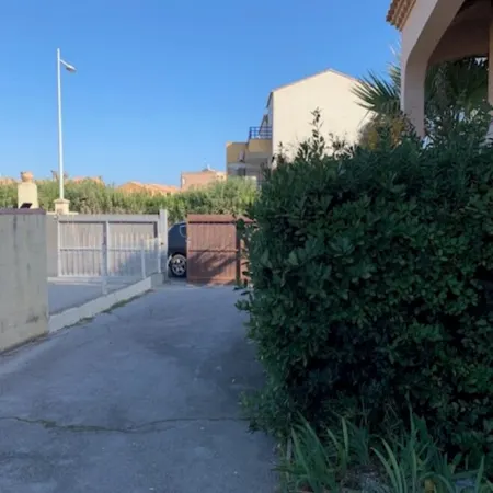VILLA POSEÏDON FRONTIGNAN PLAGE Отели в г. Фронтиньян