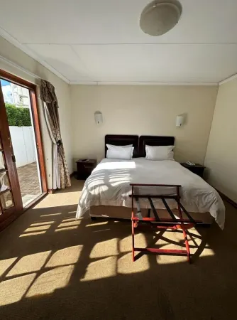 Safe Stay Guest Housenear town, garages & schools & restaurants