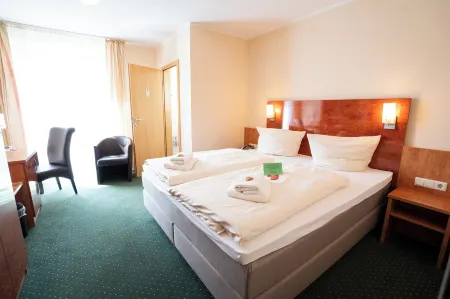 Hotel am Holzhafen Отели в г. Холлерн-Твиленфлет