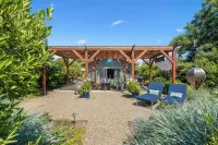 1-bedroom vacation guest cottage minutes from the famous Sonoma square Maxwell Farms Regional Park附近的飯店