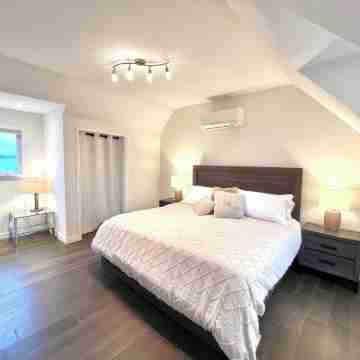 Stunning 4 Season Family Friendly Lake House with Hot Tub Rooms