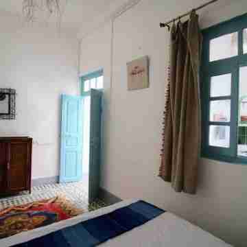 Charming apartment in the heart of the old city near the beach Rooms