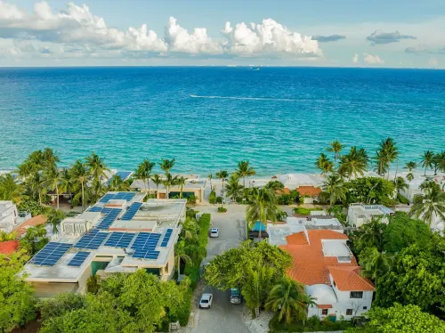 Rooftop w/ Oceaview.  1 min walk to a beautiful beach. 2 floors. Sleeps 8-10