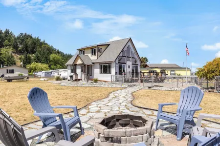 Sisters by the Sound by AvantStay Beach Access