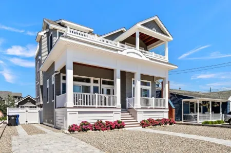 Modern Coastal Escape – New Construction, Family-Friendly, Walk to Beach