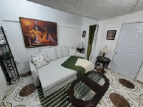 Cozy 2 bedroom apt 5 min to subway | Hot water!