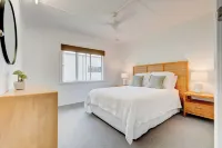 Luxury Absolute Beachfront and Pet friendly! Hotel a Kurrimine Beach