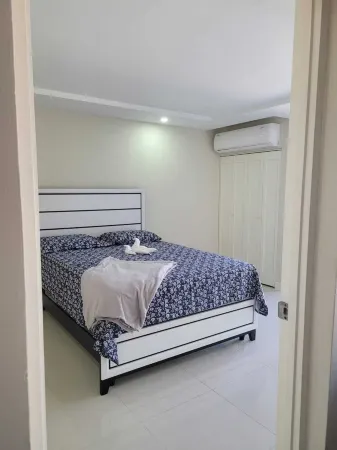 ROPER'S PLACE...Bayfront apartment/Balcony view Close to Kingston/Airport